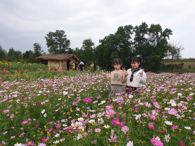 Những nàng công chúa nhỏ dễ thương giữa vườn hoa đa sắc.