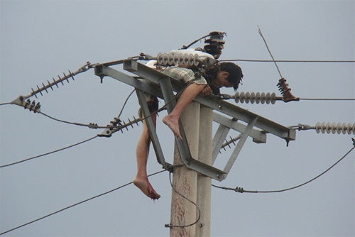 Bị điện giật có thể làm tim ngừng đập, khoảng 10 giây sau đó nạn nhân sẽ mất đi ý thức. Nếu tim và não bị tác động của điện áp quá cao, sẽ nhanh chóng dẫn đến tử vong. Những phạm nhân bị tử hình dưới hình thức ngồi ghế điện chẳng qua là chết vì não bị nhiệt quá cao hoặc bị ngạt.