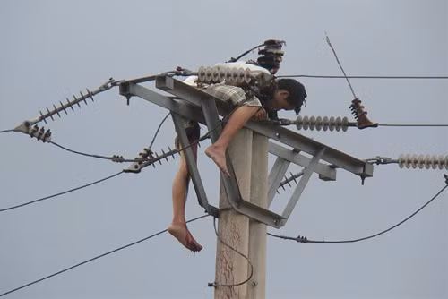 Bị điện giật có thể làm tim ngừng đập, khoảng 10 giây sau đó nạn nhân sẽ mất đi ý thức. Nếu tim và não bị tác động của điện áp quá cao, sẽ nhanh chóng dẫn đến tử vong. Những phạm nhân bị tử hình dưới hình thức ngồi ghế điện chẳng qua là chết vì não bị nhiệt quá cao hoặc bị ngạt.