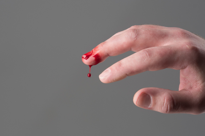 Các triệu chứng như tức ngực hoặc cảm giác khó thở là biểu hiện thường gặp của bệnh tim. Tim đập loạn nhịp rồi ngừng đập. Người bệnh sẽ mất dần ý thức trong 10 giây, và mấy phút sau là tắt thở.