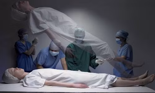 Không ai biết điều gì thực sự xảy ra khi chúng ta chết, nhưng nhiều người có những trải nghiệm đặc biệt khi ở trạng thái gần kề cái chết, hay trải nghiệm cận tử (NDE). Hiện tượng thường được họ nhắc đến nhất là nhìn thấy ánh sáng rực rỡ, có cảm giác bình yên, thoát xác và nhìn thấy đường hầm, theo Huffington Post.