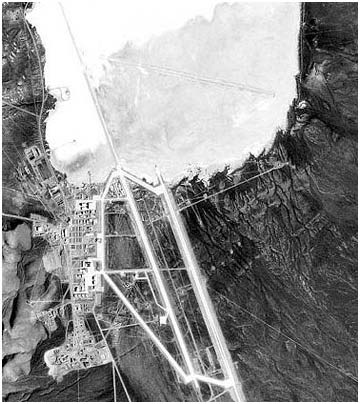 Tuy nhiên, trong nhiều trường hợp, có nhiều người cùng nhìn thấy một UFO và những bằng chứng như các vết cháy và tín hiệu radar cho thấy các đường bay hoặc gia tốc trái ngược với các quy luật vật lý được ghi nhận một cách rất nghiêm túc.