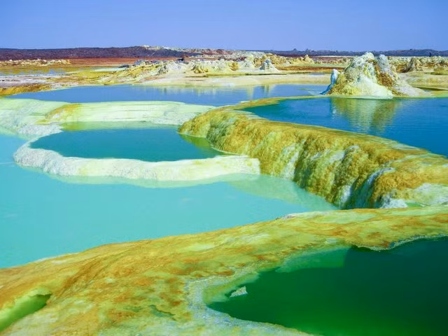 Khu vực được hình thành quá trình xâm nhập của magma bazan vào các mỏ muối và hoạt động thủy nhiệt. Dallol thấp hơn mực nước biển khoảng 100 mét, có nhiều đá đỏ, quặng lưu huỳnh và mỏ muối. Dallol ở trong tiếng địa phương Afar có nghĩa là “hủy diệt”.