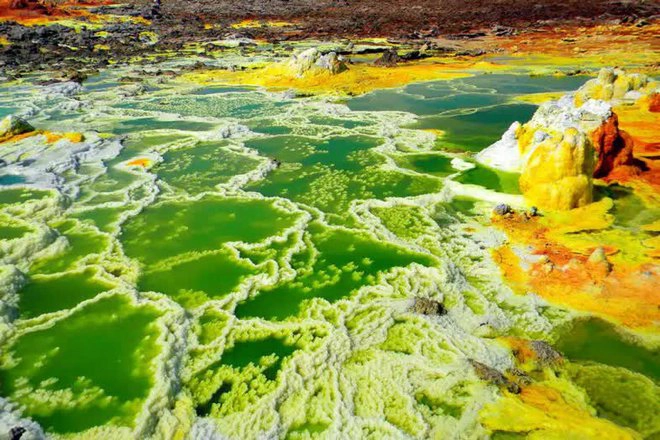Dallol là một ngọn núi lửa hình nón với vẻ ngoài rất đẹp và độc lạ nằm trong vùng trũng Danakil ở Ethiopia, nơi nhiệt độ ban ngày vượt quá 45 độ C ngay cả trong mùa đông.