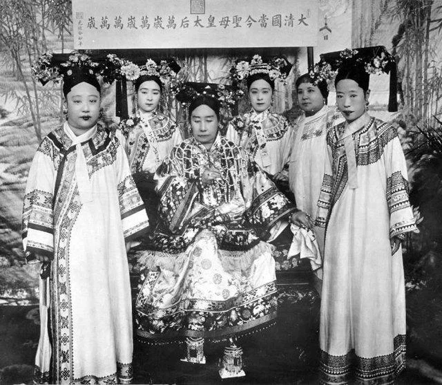 Cứ như vậy, 5 đến 6 người trong 1 nhóm tham gia tuyển chọn. Và một điều gây ngạc nhiên là, trong các tiêu chuẩn tuyển chọn tú nữ của triều Thanh, nhan sắc của các cô gái lại tuyệt nhiên không phải là điều quan trọng nhất, mà quan trọng nhất là: Dòng dõi và tình trạng gia đình, dòng tộc của người tham gia tuyển chọn