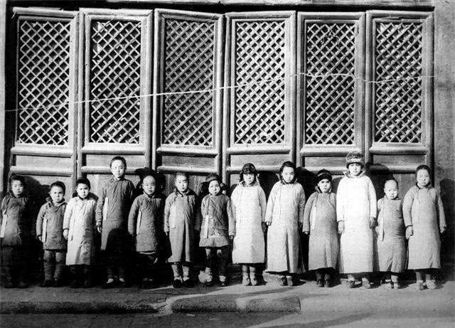 Phàm là những cô gái người Mãn từ 13 đến 17 tuổi bắt buộc đều phải đến Hộ bộ (chức quan thời xưa, Trung Quốc) để làm hồ sơ ứng tuyển, sau đó sẽ tham gia cuộc thi 3 năm mới tổ chức 1 lần: "Tuyển tú nữ".