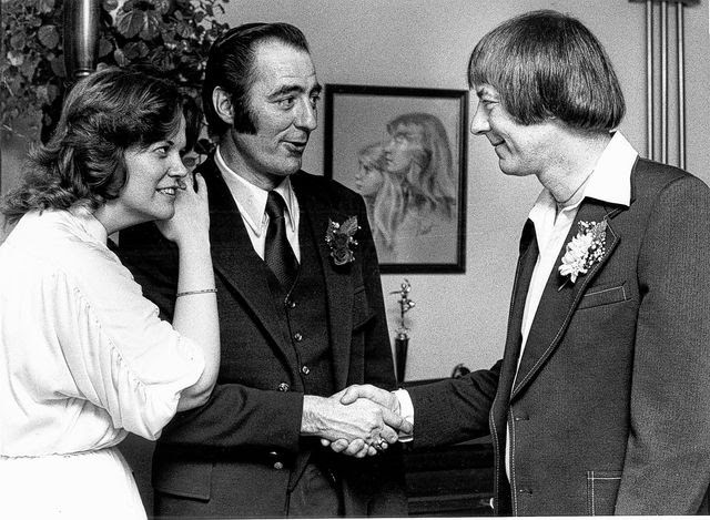 Kỳ lạ hơn nữa là họ đều kết hôn với người vợ đầu tên Linda. Sau khi ly hôn, cả hai đã tái hôn với những người phụ nữ cùng tên Betty. Thậm chí, con trai của họ còn được đặt tên là James Allan và James Alan. Đây quả là sự trùng hợp đến mức khó tin.