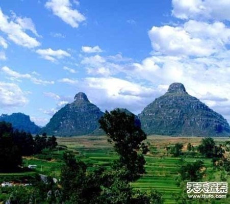 Tháng 6/1995, trong lúc khai thác đá trên núi, dân thôn phát hiện ra một con đường dẫn đi sâu vào trong lòng núi liền báo với cơ quan chức năng.