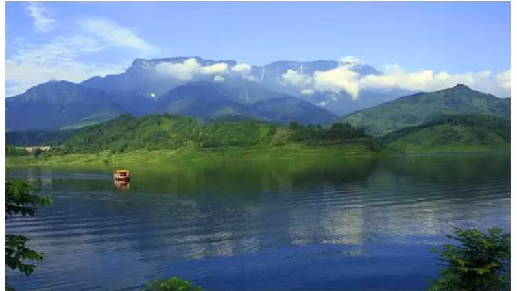 Theo các ghi chép có liên quan, địa hình của rất phức tạp và có đầm lầy ở khắp mọi nơi. Nhiều nhà thám hiểm gặp phải lỗi la bàn, đồng hồ dừng, chóng mặt và các hiện tượng khác sau khi vào và họ bị chết cóng hoặc chết đói.