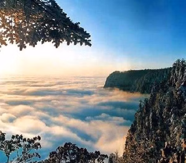  3. Hồ "mê hồn” ở Ngõa Ốc Sơn: “Hồ mê hồn” nằm tại huyện Hồng Nhã thuộc thành phố Mi Sơn cách Thành Đô 180 km, có một truyền thuyết về "không khí mê hoặc" rùng rợn. Người dân địa phương mô tả sự nguy hiểm và bí ẩn của khu vực này là “ngất ngây, lạ lùng, vào được bên trong nhưng không dễ sống sót”.