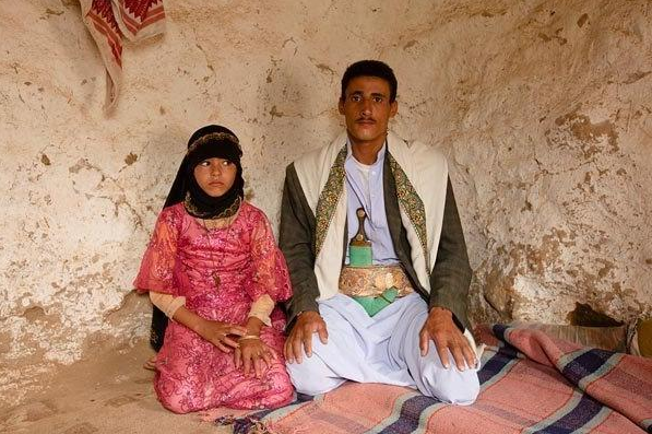 1. Một đạo luật ở Iran được ban hành vào năm 2013 cho phép đàn ông có thể cưới con gái nuôi của họ khi chúng đủ 13 tuổi. Đây là một chuyện lạ không thể tin nổi nhưng nó là sự thật.