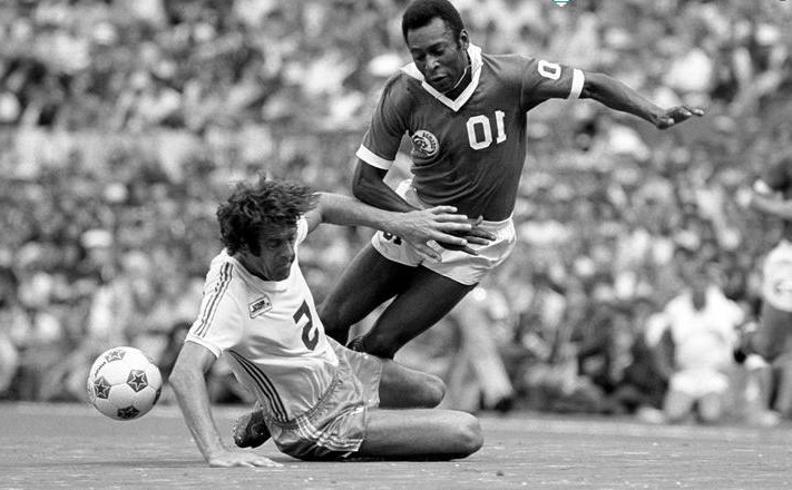 10. Năm 1967, hai phe đối địch trong cuộc nội chiến ở Nigeria đã đồng ý thoả thuận ngừng bắn trong 48 giờ đồng hồ để có thể tổ chức trận đấu giao hữu với sự góp mặt của "vua bóng đá" Pele ở Lagos.