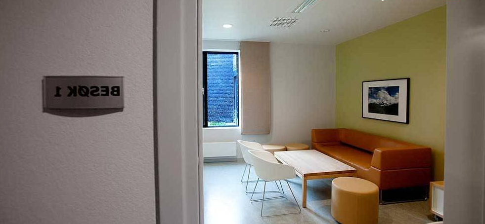 12. Mỗi phòng nhỏ ở Halden – nhà tù có độ bảo mật cao tại Na Uy đều được trang bị một TV màn hình phẳng, một buồng tắm có vòi hoa sen và những chiếc khăn tắm màu trắng siêu mịn.