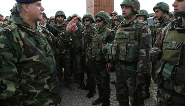 5. Biệt kích Lebanon ăn rắn sống để chứng minh cho sức mạnh và lòng dũng cảm.