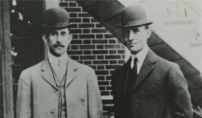 400 năm sau, anh em Wilbur và Orville Wright là người thực hiện thành công chuyến bay đầu tiên trên một chiếc máy bay vào năm 1903.