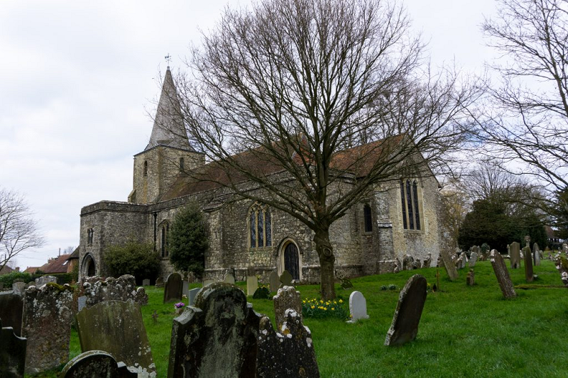 Nương theo tiếng gió rít là những tiếng rên rĩ não nề khiến ngay cả những người dũng cảm nhất cũng phải nổi da gà và trùm chăn kín đầu.