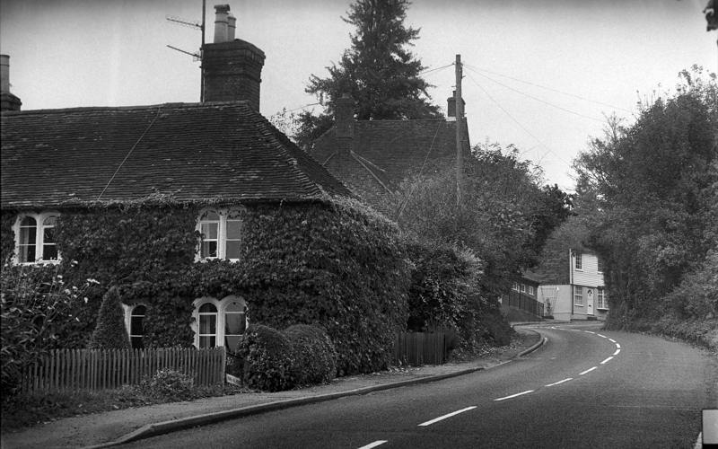 Các điểm ma quái nhất bao gồm Fright Corner - nơi một người đàn ông cưỡi ngựa bị chết một cách bí ẩn và Woods Screaming - nơi được đồn đại là có thể nghe tiếng kêu van rên rỉ của người chết. Người dân của Pluckley đã trở nên quá quen thuộc với số lượng "người săn ma" đổ xô về đây mỗi dịp Halloween.