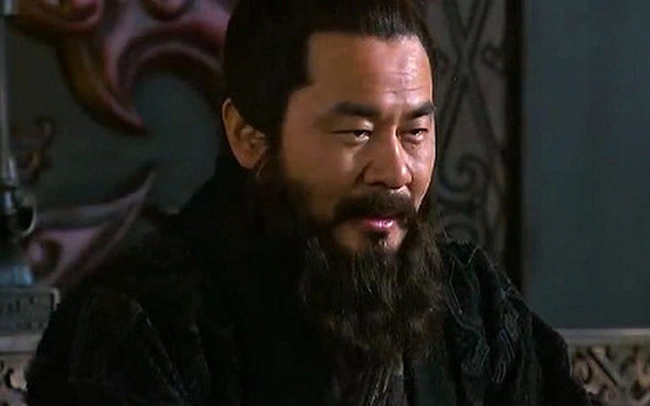 Nhận ra được ý nghĩa phía sau câu hỏi của Tào Tháo, Tư Mã Ý mới hạ mình phủi bụi trên nền đất, dọn đường cho Tào Tháo bước đi. Hành động này thể hiện việc Tư Mã Ý đã thấu hiểu dụng ý của chủ nhân, Tào Tháo thấy thế thì hài lòng bước về xe ngựa.