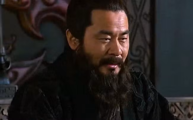 Nhận ra được ý nghĩa phía sau câu hỏi của Tào Tháo, Tư Mã Ý mới hạ mình phủi bụi trên nền đất, dọn đường cho Tào Tháo bước đi. Hành động này thể hiện việc Tư Mã Ý đã thấu hiểu dụng ý của chủ nhân, Tào Tháo thấy thế thì hài lòng bước về xe ngựa.