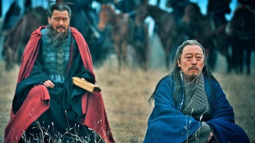 Phục vụ dưới trướng Tào Tháo, Tư Mã Ý mang tham vọng to lớn nhưng ông biết nhẫn nại suốt 3 đời Tào thị. Mặc dù biết bản chất thâm sâu khó lường của Tư Mã Ý nhưng Tào Tháo vẫn sử dụng con người này, vì ông biết rằng chỉ có Tư Mã Ý mới giúp mình chống lại Ngọa long Gia Cát Lượng của nước Thục.