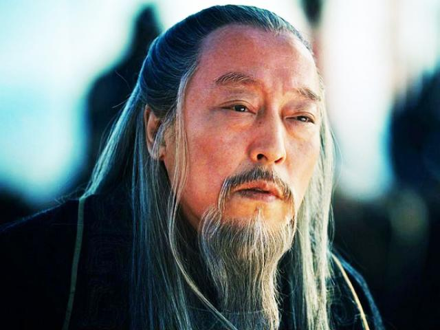 Tư Mã Ý sinh ra trong thời loạn, hành sự quả quyết, anh dũng mưu lược. Lúc bấy giờ, Tào Tháo ép Hoàng đế hạ lệnh chiêu mộ các chư hầu tài đức để mưu việc lớn, nhiều lần tuyển Tư Mã Ý vào phủ nhậm chức. Tư Mã Ý không muốn làm quan với Tào Tháo vì cho rằng ông là hoạn quan và có dã tâm cực lớn.