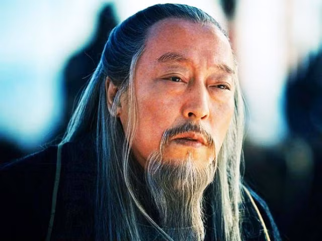 Tư Mã Ý sinh ra trong thời loạn, hành sự quả quyết, anh dũng mưu lược. Lúc bấy giờ, Tào Tháo ép Hoàng đế hạ lệnh chiêu mộ các chư hầu tài đức để mưu việc lớn, nhiều lần tuyển Tư Mã Ý vào phủ nhậm chức. Tư Mã Ý không muốn làm quan với Tào Tháo vì cho rằng ông là hoạn quan và có dã tâm cực lớn.