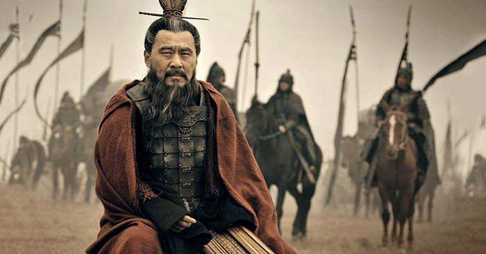 Tào Tháo đi chân đất trên đường và hỏi Tư Mã Ý: "Ngươi nói vì sao bàn chân ngươi trắng hơn tay và mặt?". Tư Mã Ý trả lời rằng ông không biết, và Tào Tháo nói tiếp: “Bởi vì bàn chân luôn được che đậy!”.