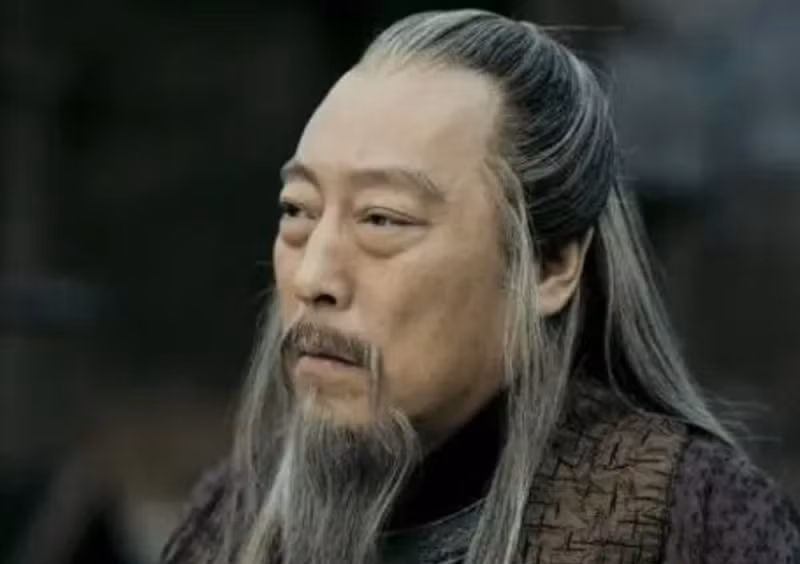 Lúc này, Tào Tháo lại chiêu mộ Tư Mã Ý, nếu không nhậm chức thì dọa bắt ngay. Tư Mã Ý đành phải tuân lệnh. Tào Tháo rất đa nghi, Tư Mã Ý đã cố gắng che giấu tâm cơ của mình. Tuy nhiên, vàng luôn tỏa sáng, Tào Tháo dần nhận ra Tư Mã Ý có “khí phách anh hùng” và cũng có “bóng hình lang sói”.