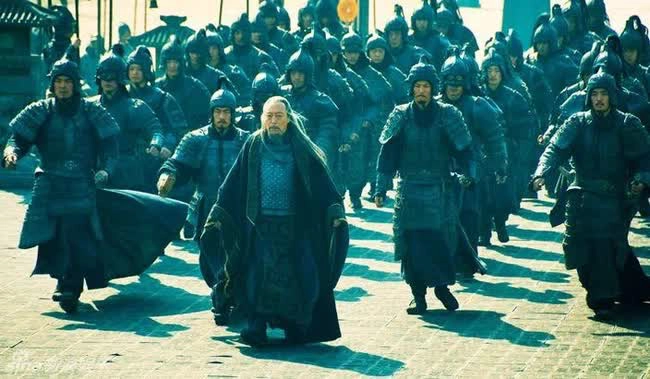 Đồng thời, bàn chân trắng hơn mặt và tay là vì thường xuyên mang giày, che khỏi ánh nắng. Tào Tháo hỏi câu này với dụng ý cảnh cáo lòng trung thành của Tư Mã Ý. Tư Mã Ý làm việc dưới trướng của Tào Tháo; Tư Mã Ý là bàn chân, còn Tào Tháo chính là đôi giày cho bàn chân xỏ vào.