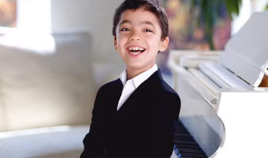 4. Ethan Bortnick: Ethan Bortnick là thần đồng chơi nhạc. Cậu bé là nhà soạn nhạc kiêm diễn viên. Ethan Bortnick bắt đầu chơi đàn lúc 3 tuổi. Lúc 5 tuổi, cậu bé có thể sáng tác nhạc. Buổi trình diễn đầu tiên của Ethan trên truyền hình vào năm 2007 đã mở đầu cho một loạt show biểu diễn sau đó.