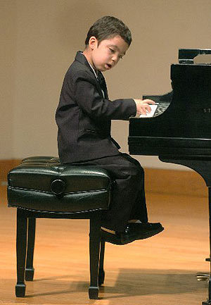 Cậu tự hào là người giữ kỷ lục Guiness khi được công nhận là nhạc sĩ solo có tour diễn riêng trẻ nhất thế giới. Lúc 10 tuổi, Ethan là ngôi sao trẻ tuổi nhất được mời biểu diễn tại Las Vegas.