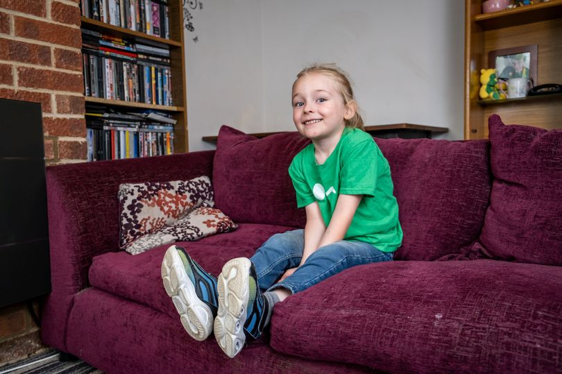 2. Haigen Oakes: Cậu bé Haigen Oakes (5 tuổi) có thể được xem là một trong những đứa trẻ thông minh nhất nước Anh. Haigen có năng khiếu đặc biệt với môn toán và cậu không mất nhiều thời gian để học thuộc lòng hằng số toán học. Mẹ của Haigen cho biết, từ khi mới chập chững tập đi, con trai cô đã có niềm đam mê với những con số.