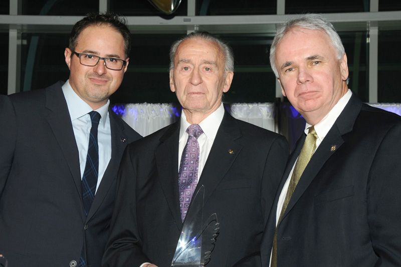 Ông Cunningham đã thực hiện nhiệm vụ cùng đại úy Hải quân Mỹ Walter Schirra và thiếu tá Không quân Donn Eisele. Ông là phi công module mặt trăng trong chuyến bay Apollo 7.