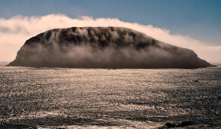 Ngày hôm sau, anh ta viết toàn bộ dãy mã ra giấy và sau đó dãy mã được tiến hành dịch. Dãy mã này liệt kê khá chi tiết tọa độ của Hy-Brasil và địa điểm mà các nhà bản đồ cổ đã vẽ trên bản đồ.