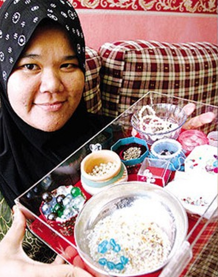 Lần nào cũng vậy, trước khi ngón chân “đẻ” khoảng 10 phút bao giờ Siti Suhana cũng có cảm giác buồn nôn và đau răng ghê gớm, cơ thể bải hoải yếu dần.