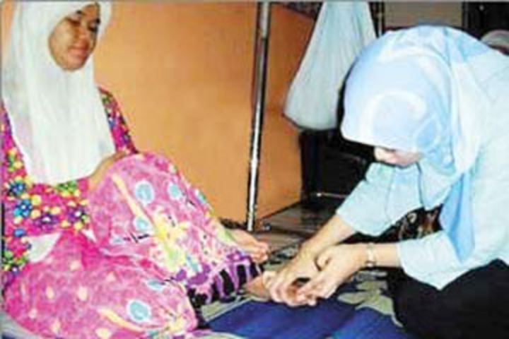 Suhana thấy bàn chân bị đau, và ngón chân cái bắt đầu “nhả ngọc”! Đó là những hạt tựa như thủy tinh hay mã não. Dần dần hiện tượng này xuất hiện thường xuyên hơn, số lượng và kích cỡ hạt thủy tinh cũng tăng lên đáng kể.