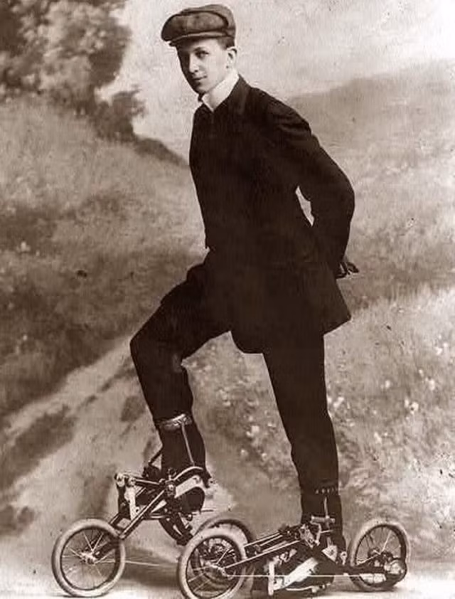 6. Cái này gọi là gì nhỉ? Giày pa-tin hay xe đạp tí hon?