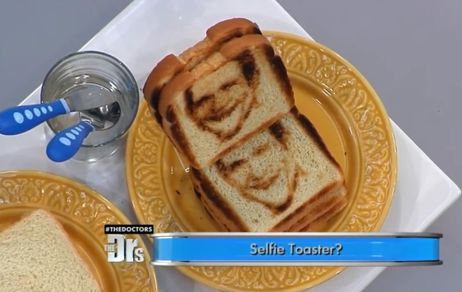 8. Bánh nướng có in hình selfie: Công việc nội trợ đôi khi rất kém thu hút giới trẻ. Để giải quyết vấn đề này, chiếc máy nướng bánh mì của công ty Vermont Novelty Toaster đã mang tới một cải tiến thú vị.