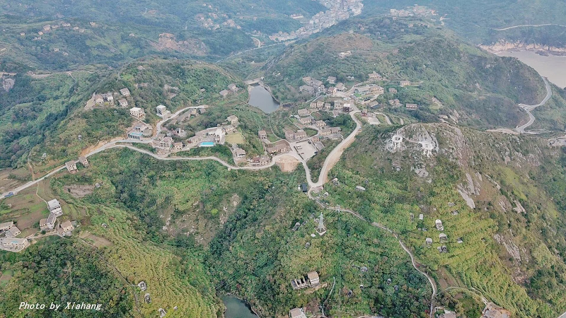 Nhưng thực chất đây là chiếc cốc pha lê có từ thời Chiến Quốc cách đây hơn 2.000 năm, mới được phát hiện vào tháng 10 năm 1990 từ làng Thạch Đường (Shitang), Hàng Châu.