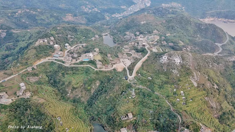 Nhưng thực chất đây là chiếc cốc pha lê có từ thời Chiến Quốc cách đây hơn 2.000 năm, mới được phát hiện vào tháng 10 năm 1990 từ làng Thạch Đường (Shitang), Hàng Châu.