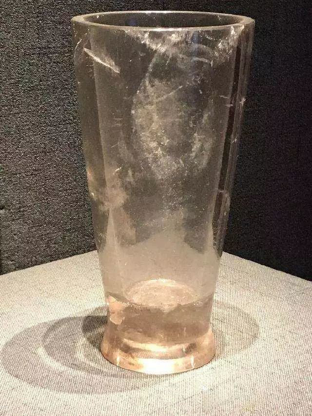 Chiếc cốc pha lê này cao 15,4cm, đường kính miệng 7,8cm và đường kính đáy cốc là 5,4cm, được làm từ loại pha lê có độ tinh khiết cao. Điều khiến các nhà khảo cổ học vô cùng thắc mắc là làm thế nào người cổ đại có thể đục rỗng lòng pha lê cứng như vậy.