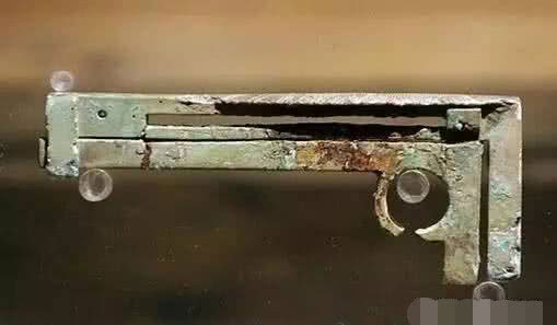 Bảo vật thứ 2 là chiếc thước cặp làm từ đồng xanh, được phát minh bởi kẻ phản loạn Vương Mãng, triều đại nhà Hán. Hiện tại, chiếc thước đồng này được lưu giữ trong Bảo tàng Dương Châu.