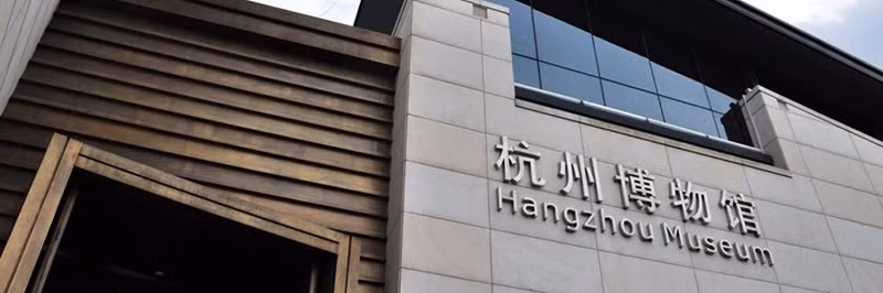 Tuy nhiên, các nhà khảo cổ học không tìm thấy hố trộm trên khu mộ và cũng không thấy có dấu hiệu cổ vật bên trong mộ bị đưa ra ngoài. Sau nhiều lần kiểm tra, người ta xác định rằng chiếc cốc pha lê chắc chắn không phải là đồ vật hiện đại do bọn trộm mộ ném vào, sau đó các nhà khảo cổ học đã đưa nó vào Bảo tàng Hàng Châu để mọi người chiêm ngưỡng.