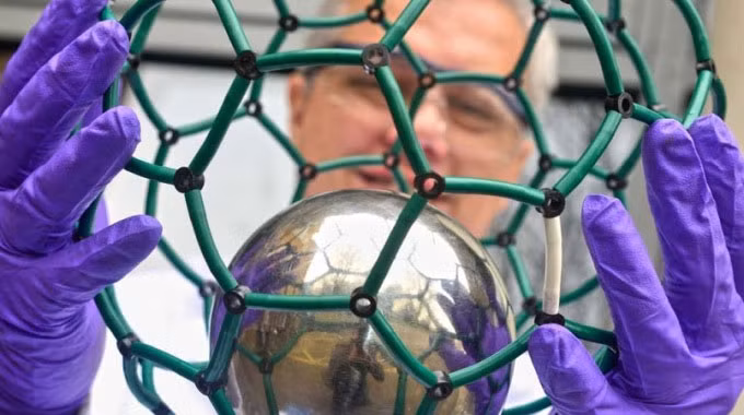  7. Endohedral fullerenes: 145-167 triệu USD/gram: Endohedral fullerenes là phân tử fullerene thường có thêm nguyên tử, ion hoặc các cụm ở bên trong cấu trúc hình cầu. Được tạo ra lần đầu tiên vào năm 1985, về cơ bản, endohedral fullerene là lồng nguyên tử carbon với một nguyên tử nitơ mắc kẹt bên trong. Vật liệu này có nhiều ứng dụng trong đồng hồ nguyên tử độ chính xác cao.