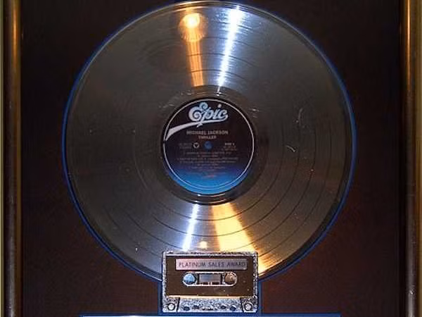  4. Platinum 48 USD/gram (khoảng 1 triệu đồng/gram): Có tên gọi khác là bạch kim, platinum là một kim loại chuyển tiếp quý hiếm, màu xám trắng, đặc dẻo và dễ uốn. Kim loại quý hiếm này được sử dụng như một chất xúc tác trong các thí nghiệm khoa học, đồ trang sức hay trong phương pháp điều trị bệnh ung thư.