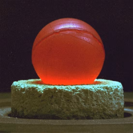  10. Plutonium: 4000 USD/gram (84,7 triệu VNĐ/gram): Plutonium là một nguyên tố phóng xạ nổi tiếng với vai trò tạo ra năng lượng hạt nhân thông qua phản ứng nhiệt hạch - cả trong thời bình (các nhà máy điện hạt nhân) và trong chiến tranh (bom hạt nhân).