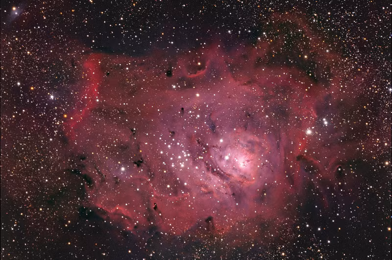 Hubble được trang bị đầy đủ các công cụ hoạt động bằng năng lượng Mặt Trời, nhằm chụp lại tất cả những hình ảnh của vũ trụ với ánh sáng khả kiến, cực tím (UV) và ánh sáng bước sóng cận hồng ngoại.