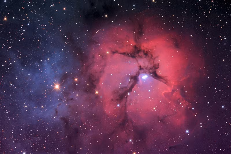 Với tốc độ di chuyển khoảng 7500 m/s, Hubble có thể quay 1 vòng quanh Trái Đất trong thời gian 97 phút và 15 lần mỗi ngày. Kính Hubble mang tên của nhà thiên văn học Mỹ Edwin Powell Hubble (1889-1953). Đây là kính thiên văn phản xạ được trang bị hệ thống máy tính và một gương thu ánh sáng có đường kính 240 cm.