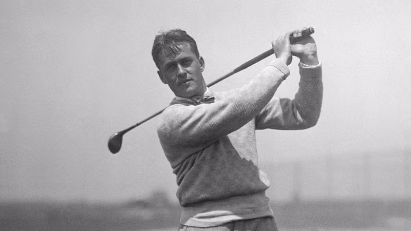 2. Cậu bé 3 tuổi tin rằng mình là ngôi sao golf Bobby Jones: Một ngày, khi cậu bé Hunter lúc đó mới hơn 2 tuổi đang xem tivi chương trình Golf Channel với bố, bỗng nhiên nhìn thấy một đoạn clip phát hình ảnh của Bobby Jones - ngôi sao thống trị bộ môn golf những năm 1930 với 13 giải vô địch. Hunter đã nói với cha mẹ mình, “khi con còn LỚN, con là Bobby Jones”.