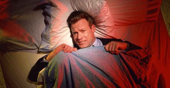 6. Ở nhà để trốn xui xẻo vẫn thiệt mạng. Sợ gặp phải chuyện đen đủi khi ra ngoài, vào thứ 6 ngày 13/8/1976, anh Daz Baxter đã quyết định "cố thủ" tại nhà mình ở New York, Mỹ. Thế nhưng sàn nhà dưới chân Daz bất ngờ sụp xuống khiến anh bị rơi xuống tầng 6 và tử vong.